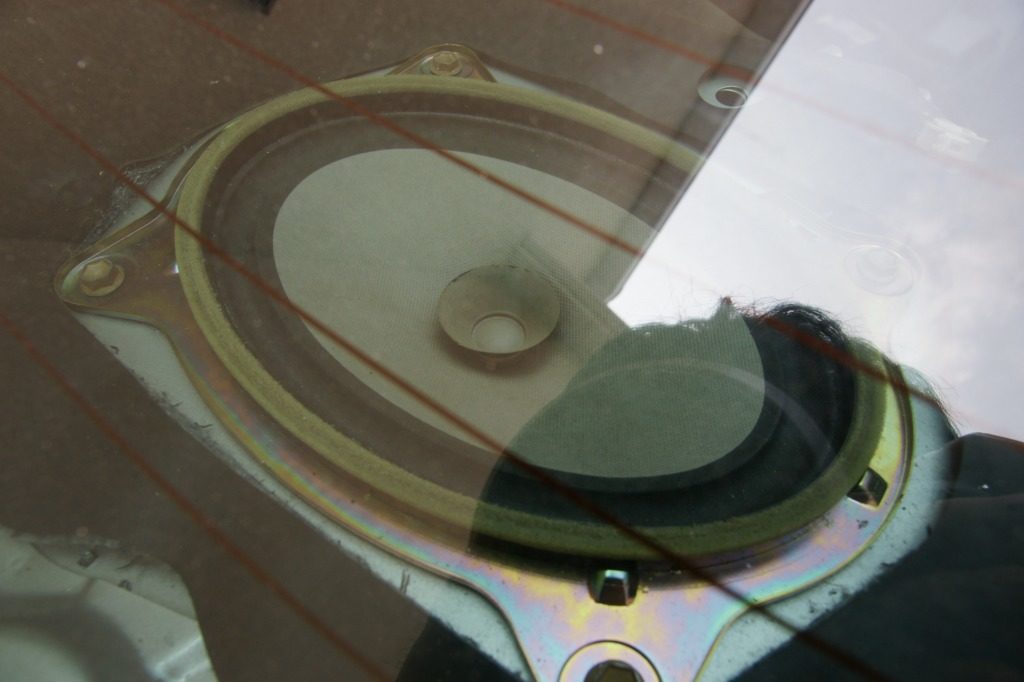 アルテッツァのリアスピーカーからガラス片を除いた後の写真
