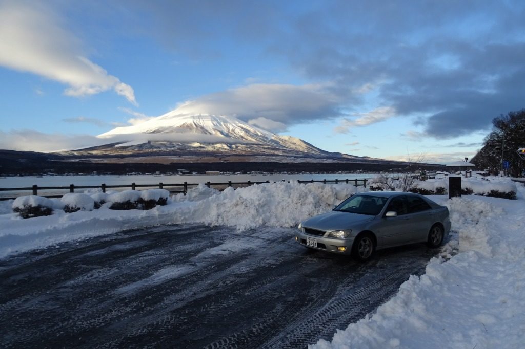 雪化粧をした富士山をバックに撮影したアルテッツァ