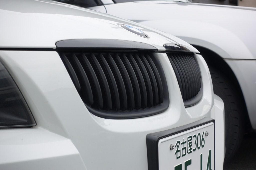 BMW E90 320iのキドニーグリルを社外グリルへ交換 | Yguchi blog