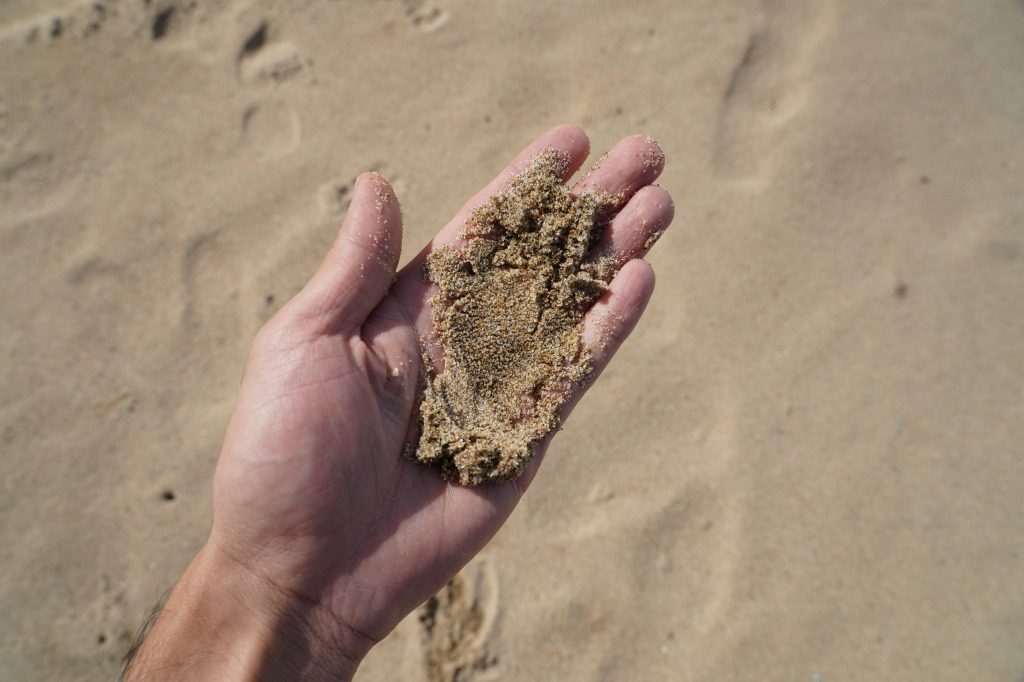 泣き砂の浜の砂
